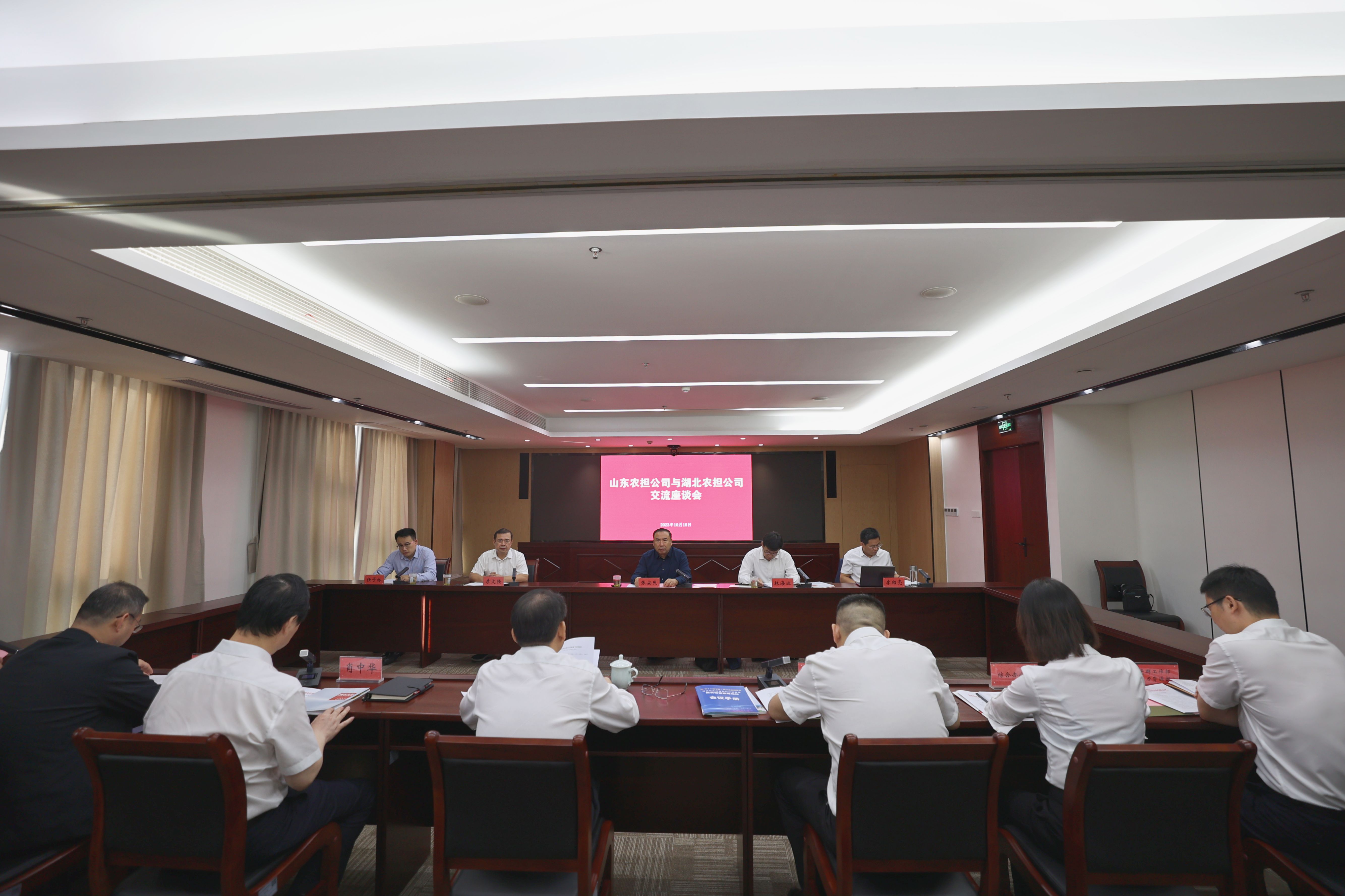 座谈会.jpg